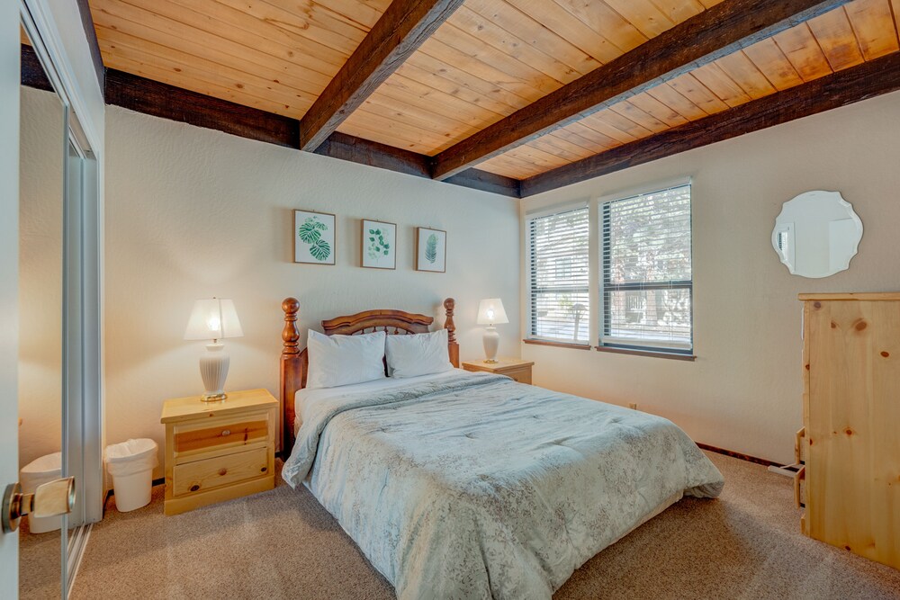 Rustic Kingswood Village getaway w/ shared pool, patio, & woodburning