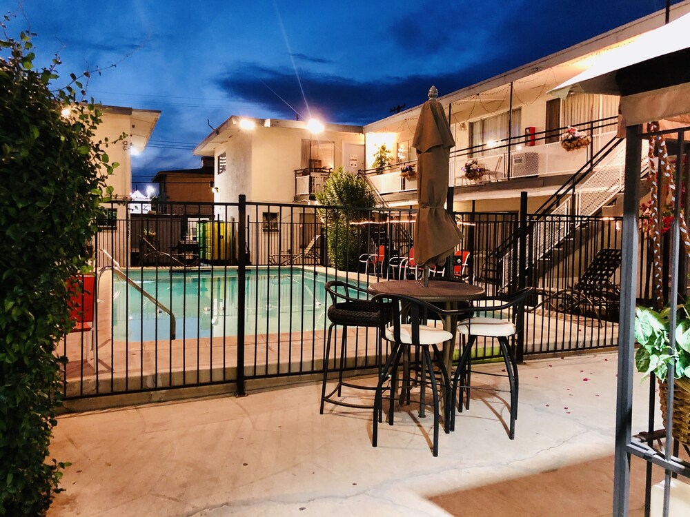 Condo,2Bedrooms,Sale,Strip,Safe,BOOK,3B,2BA,Pool,Las Vegas,SAHARA,Strat,casino