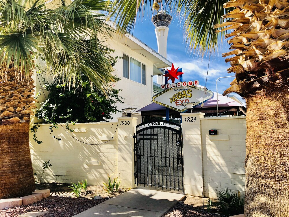 Condo,2Bedrooms,Sale,Strip,Safe,BOOK,3B,2BA,Pool,Las Vegas,SAHARA,Strat,casino