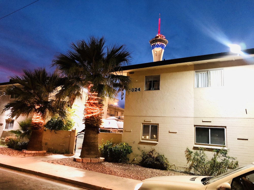Condo,2Bedrooms,Sale,Strip,Safe,BOOK,3B,2BA,Pool,Las Vegas,SAHARA,Strat,casino