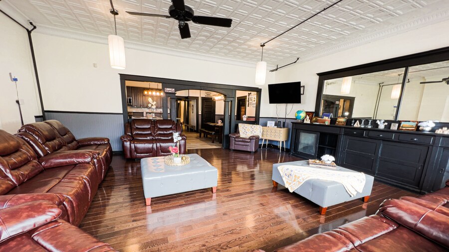 The Pub with Private Yard & Parking, Near the Falls & Casino by Niagara Hospitality