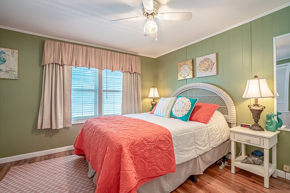 Beach House, LIMO Golf Cart included