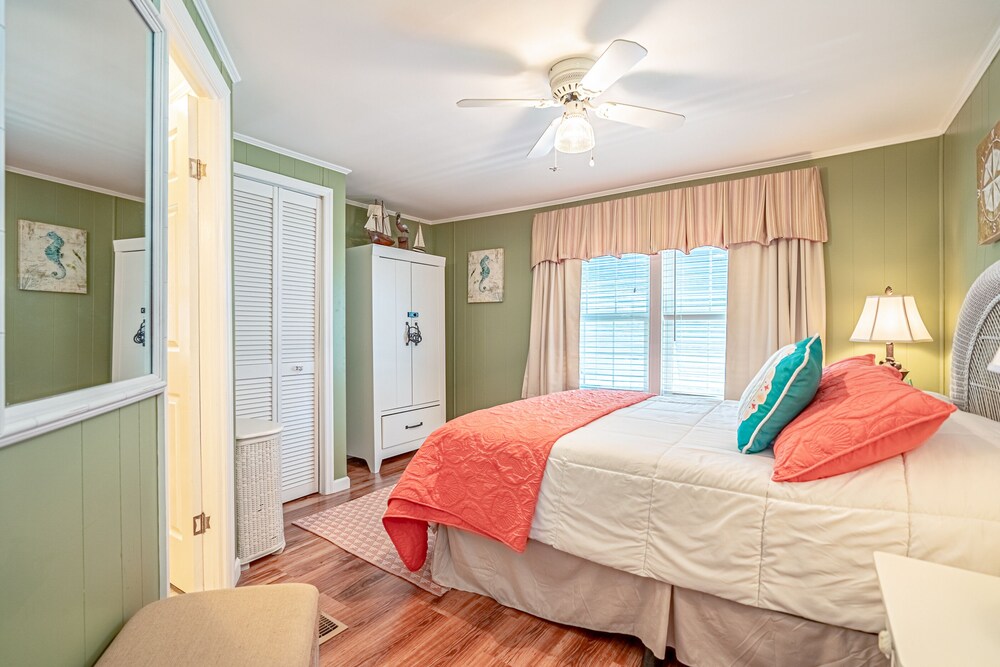 Beach House, LIMO Golf Cart included