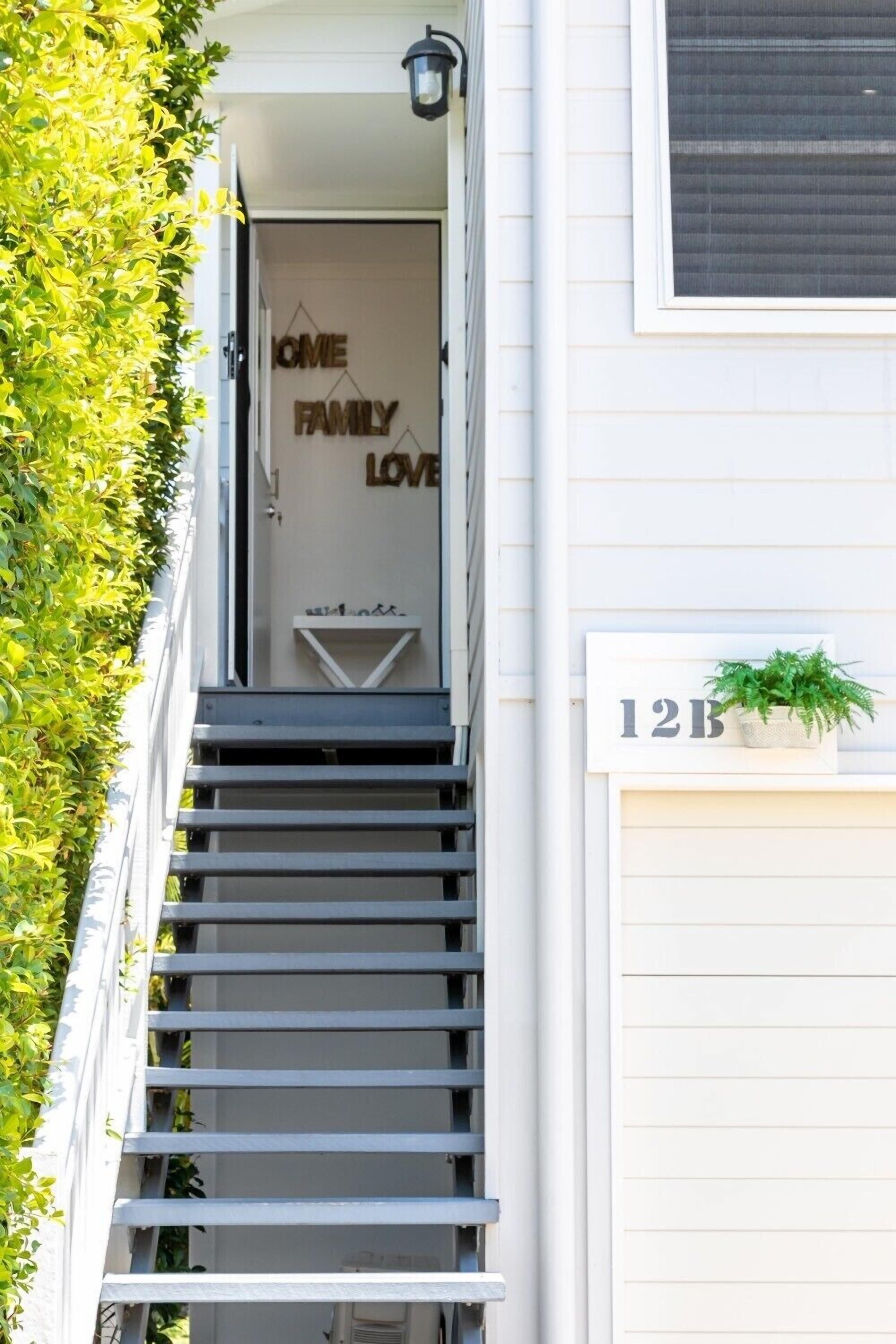 Cozy Beach Cottage Just a Short Stroll to the Seashore