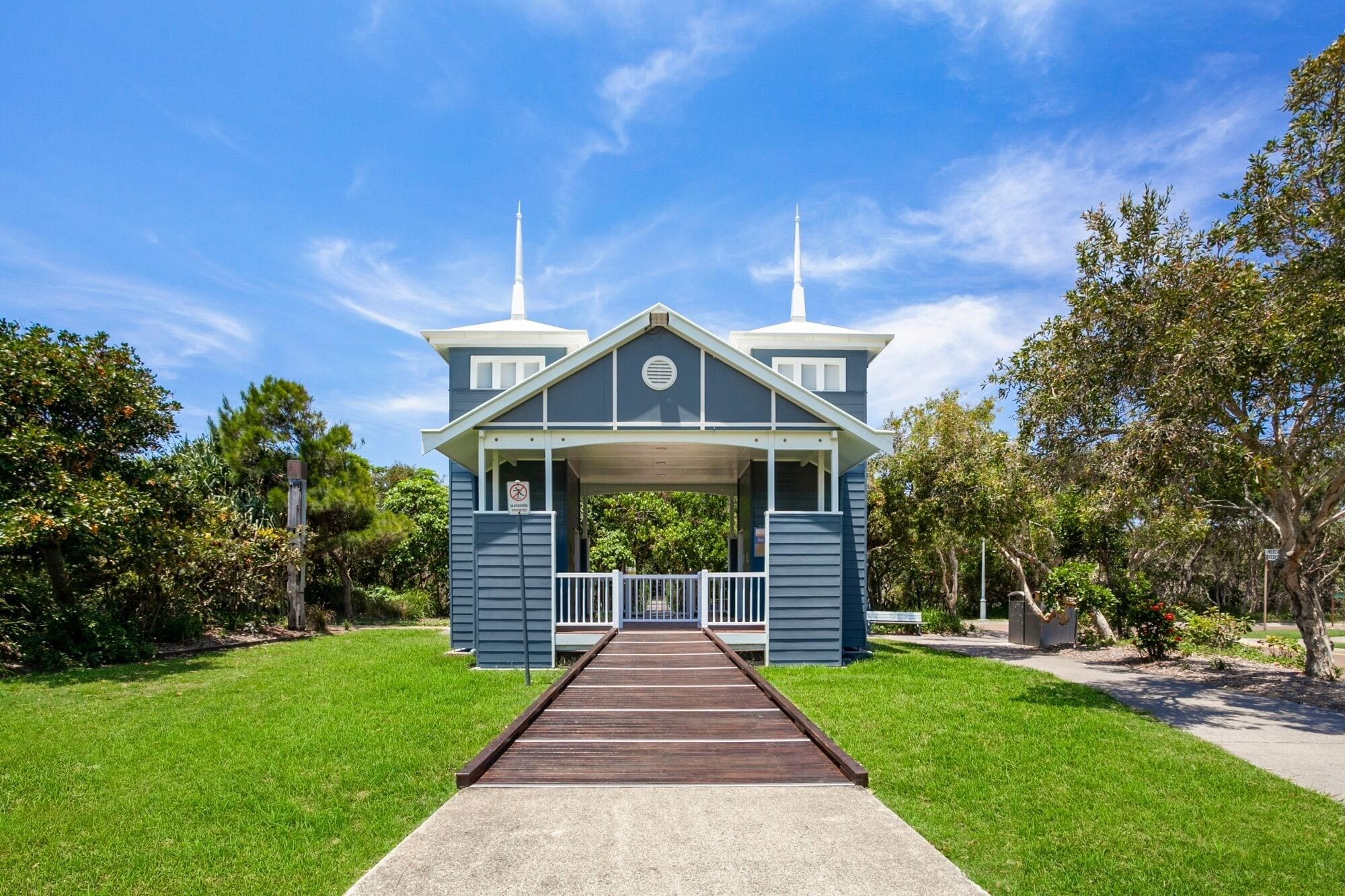 Cozy Beach Cottage Just a Short Stroll to the Seashore