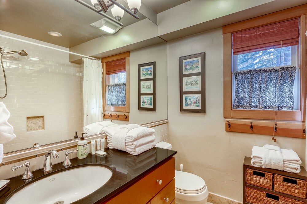 Beautiful getaway with two fireplaces, covered deck, washer/dryer