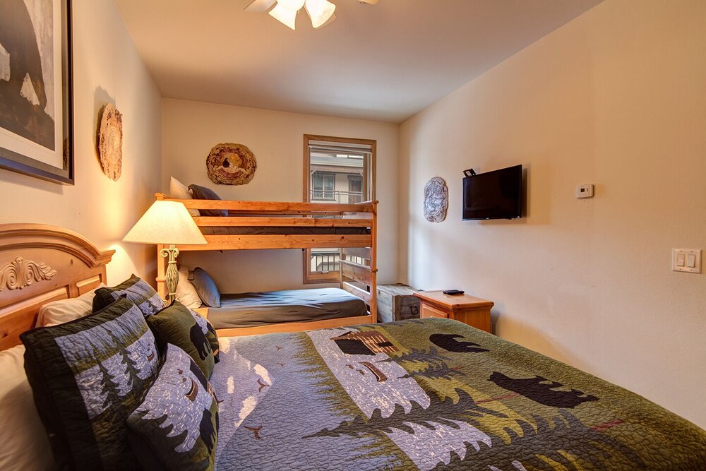 Stunning Breckenridge Mountain Views, Private Hot Tub, Close to