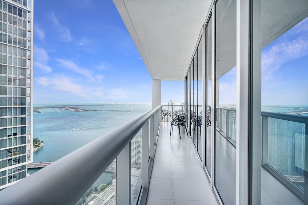 LUXE 2B/2B with Water Views | 48th Floor | Free: Parking, Pool, Hot Tub 