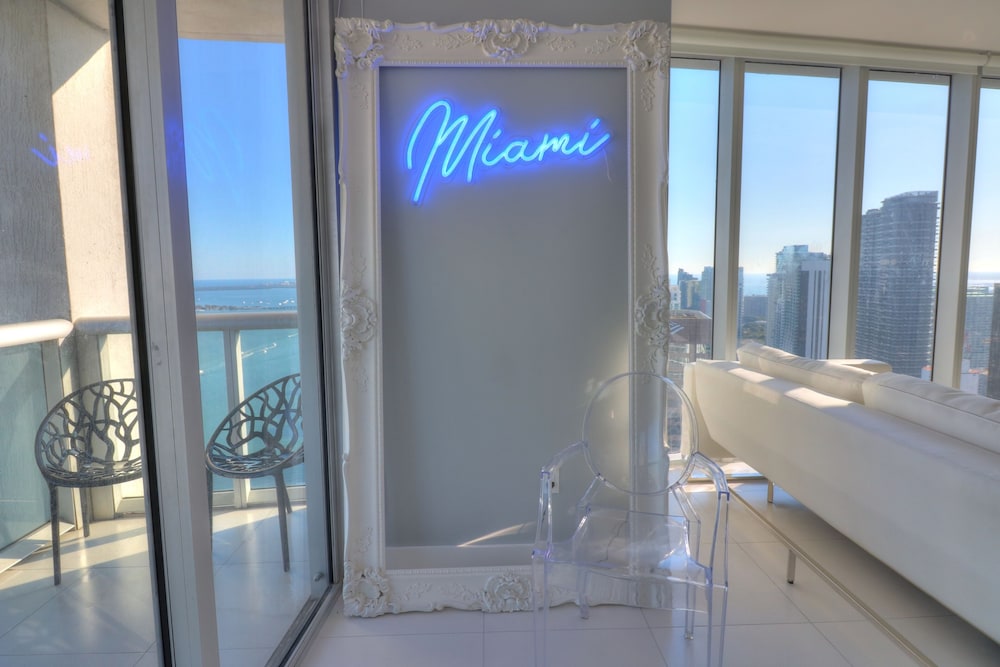 LUXE 2B/2B with Water Views | 48th Floor | Free: Parking, Pool, Hot Tub 