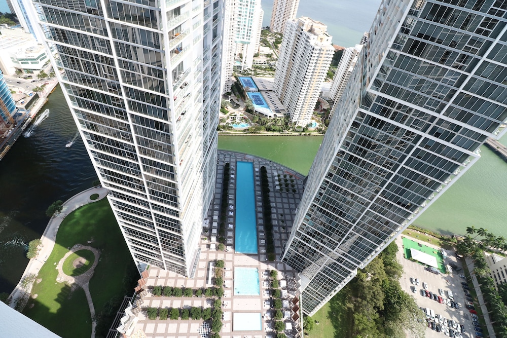 LUXE 2B/2B with Water Views | 48th Floor | Free: Parking, Pool, Hot Tub 