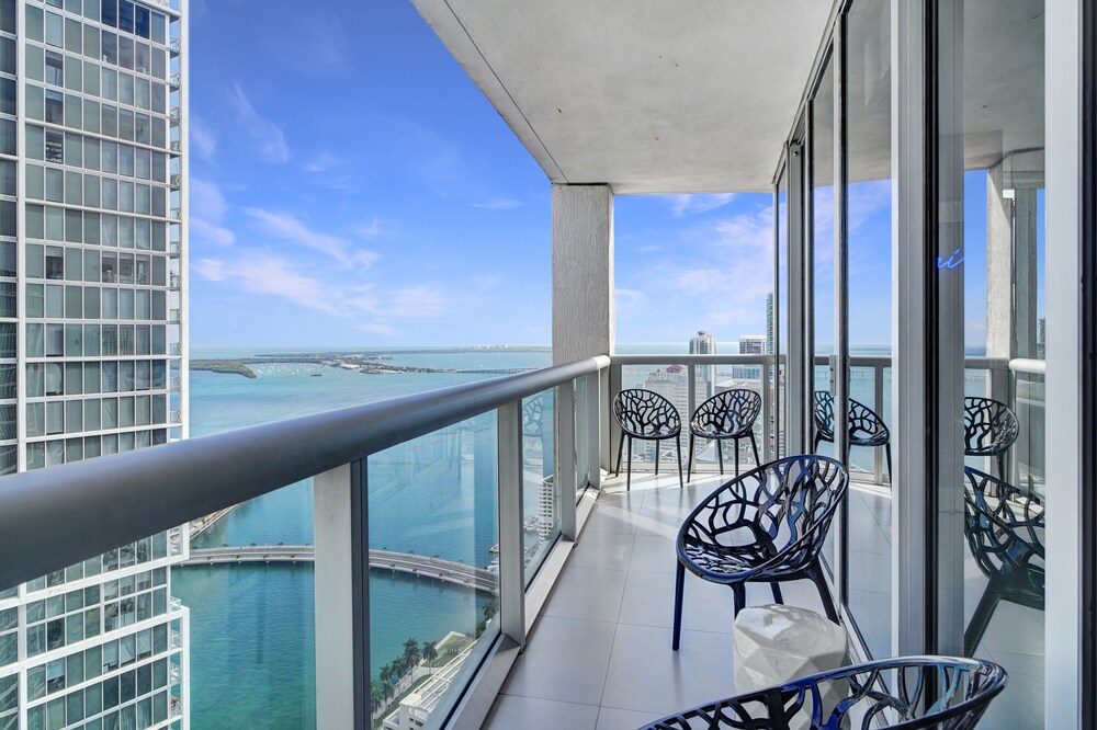 LUXE 2B/2B with Water Views | 48th Floor | Free: Parking, Pool, Hot Tub 