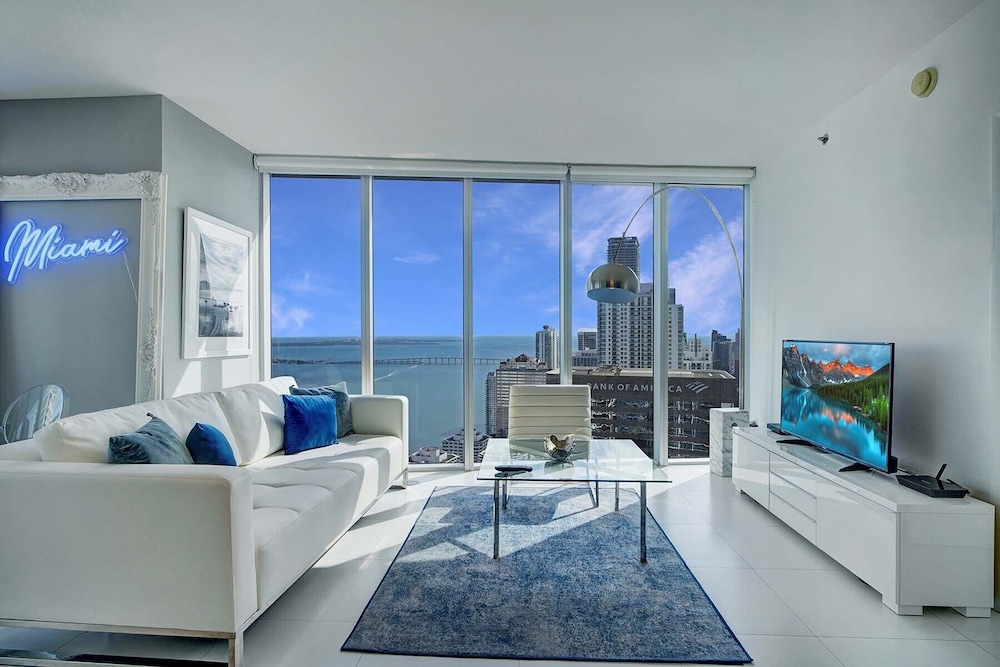 LUXE 2B/2B with Water Views | 48th Floor | Free: Parking, Pool, Hot Tub 