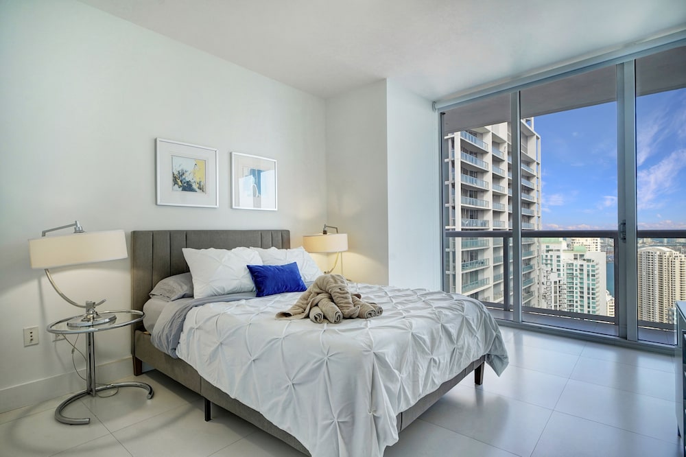 LUXE 2B/2B with Water Views | 48th Floor | Free: Parking, Pool, Hot Tub 