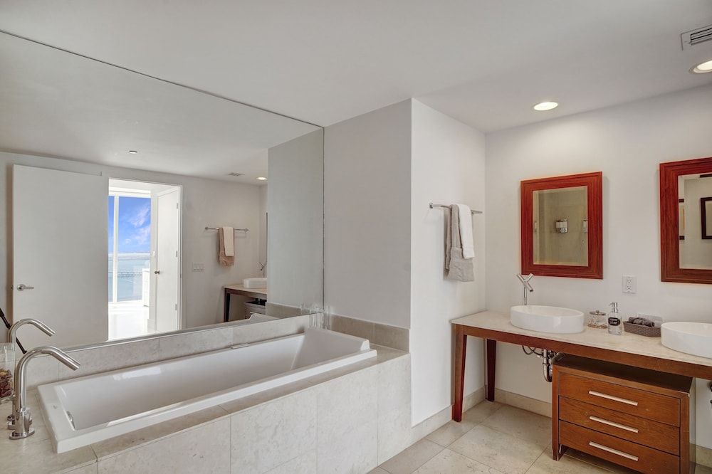 LUXE 2B/2B with Water Views | 48th Floor | Free: Parking, Pool, Hot Tub 