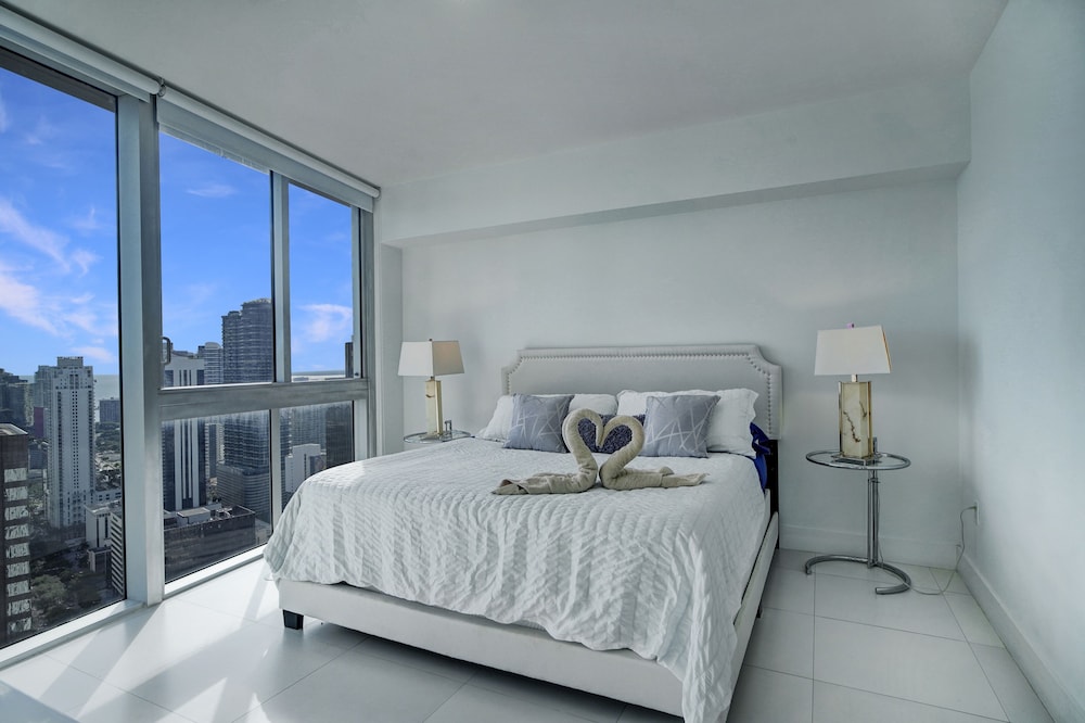 LUXE 2B/2B with Water Views | 48th Floor | Free: Parking, Pool, Hot Tub 