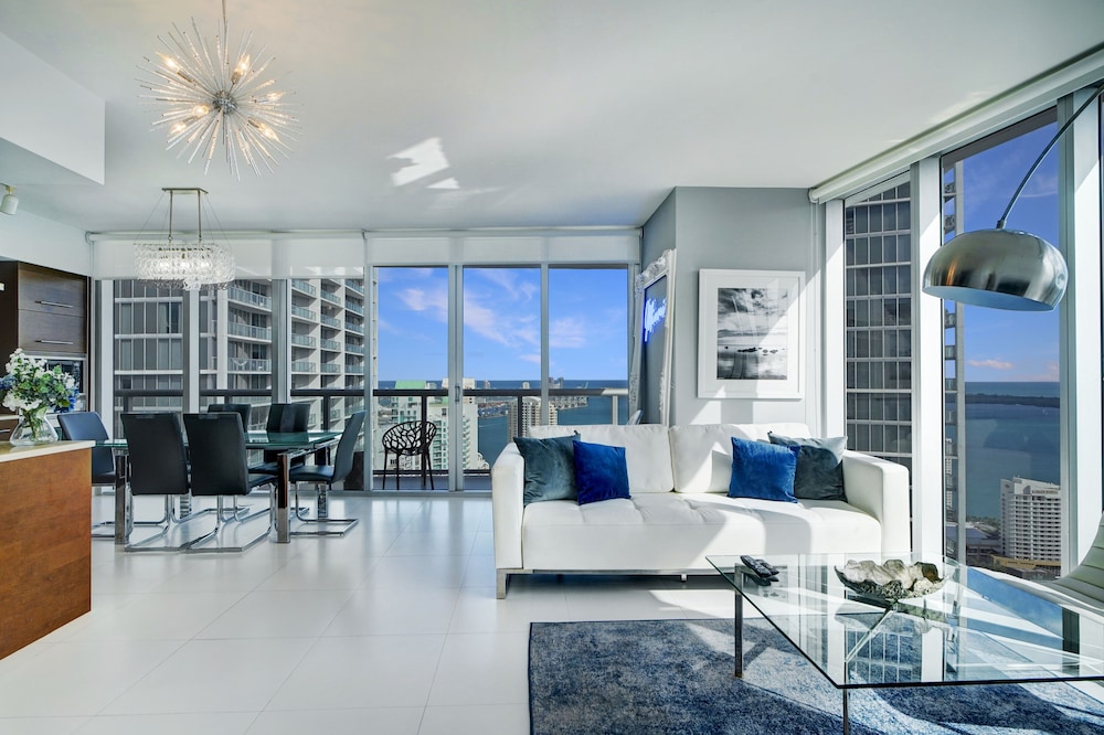 LUXE 2B/2B with Water Views | 48th Floor | Free: Parking, Pool, Hot Tub 