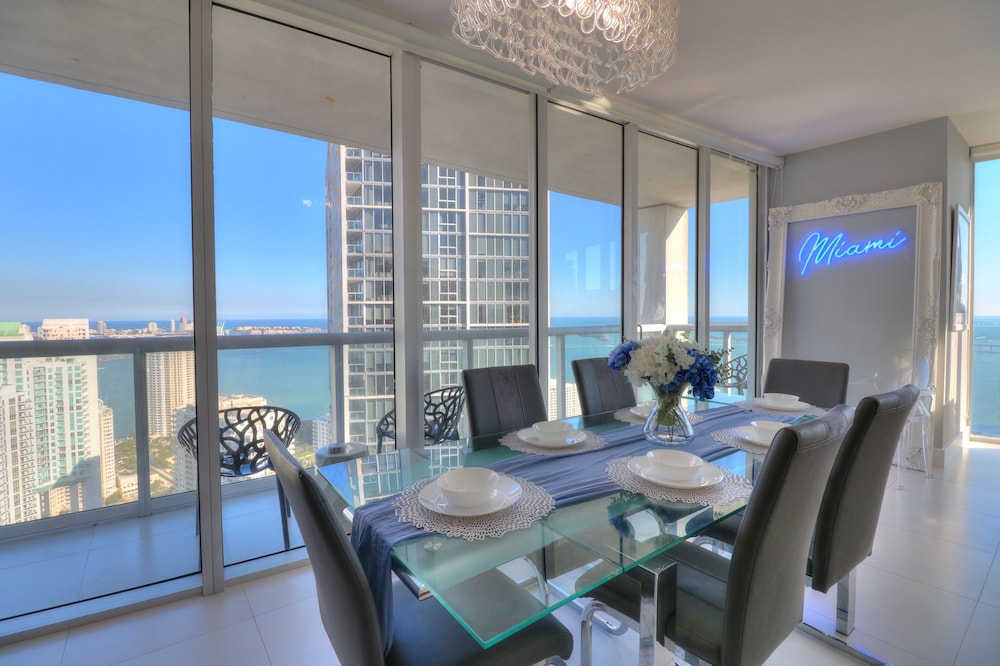 LUXE 2B/2B with Water Views | 48th Floor | Free: Parking, Pool, Hot Tub 