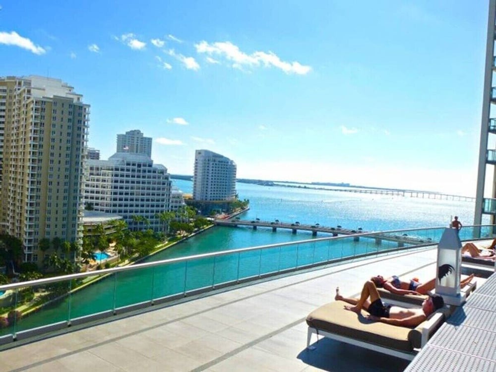 LUXE 2B/2B with Water Views | 48th Floor | Free: Parking, Pool, Hot Tub 