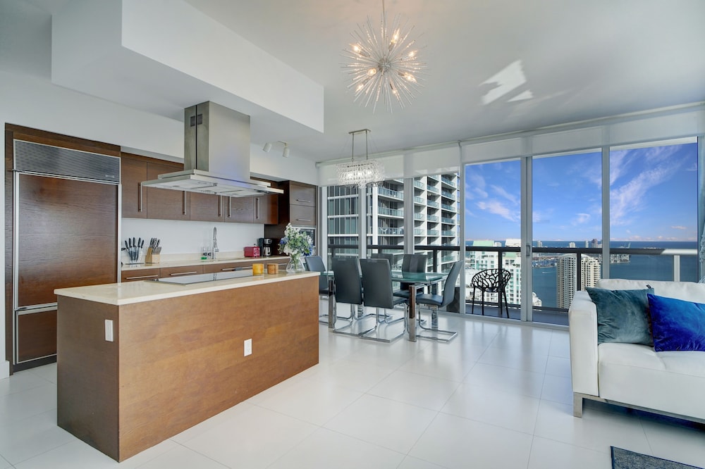 LUXE 2B/2B with Water Views | 48th Floor | Free: Parking, Pool, Hot Tub 