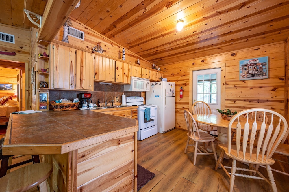 The Light House 2 Bedroom Cabin Perfect for a Small Family! Near Broken Bow Lake