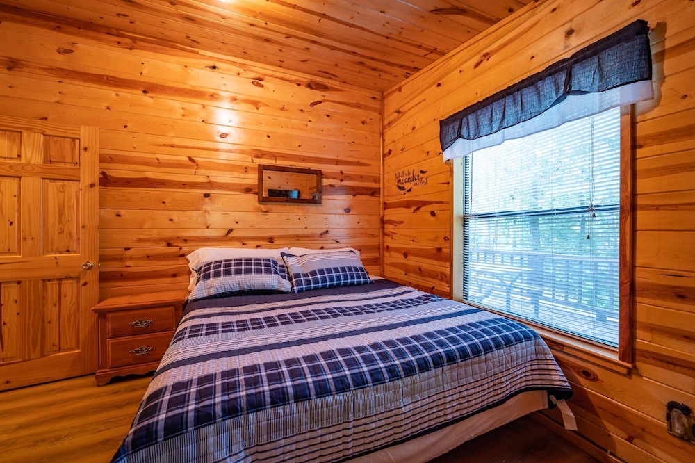 The Light House 2 Bedroom Cabin Perfect for a Small Family! Near Broken Bow Lake