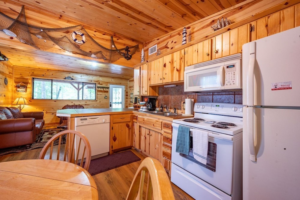 The Light House 2 Bedroom Cabin Perfect for a Small Family! Near Broken Bow Lake