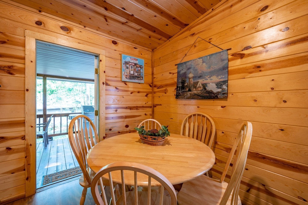 The Light House 2 Bedroom Cabin Perfect for a Small Family! Near Broken Bow Lake