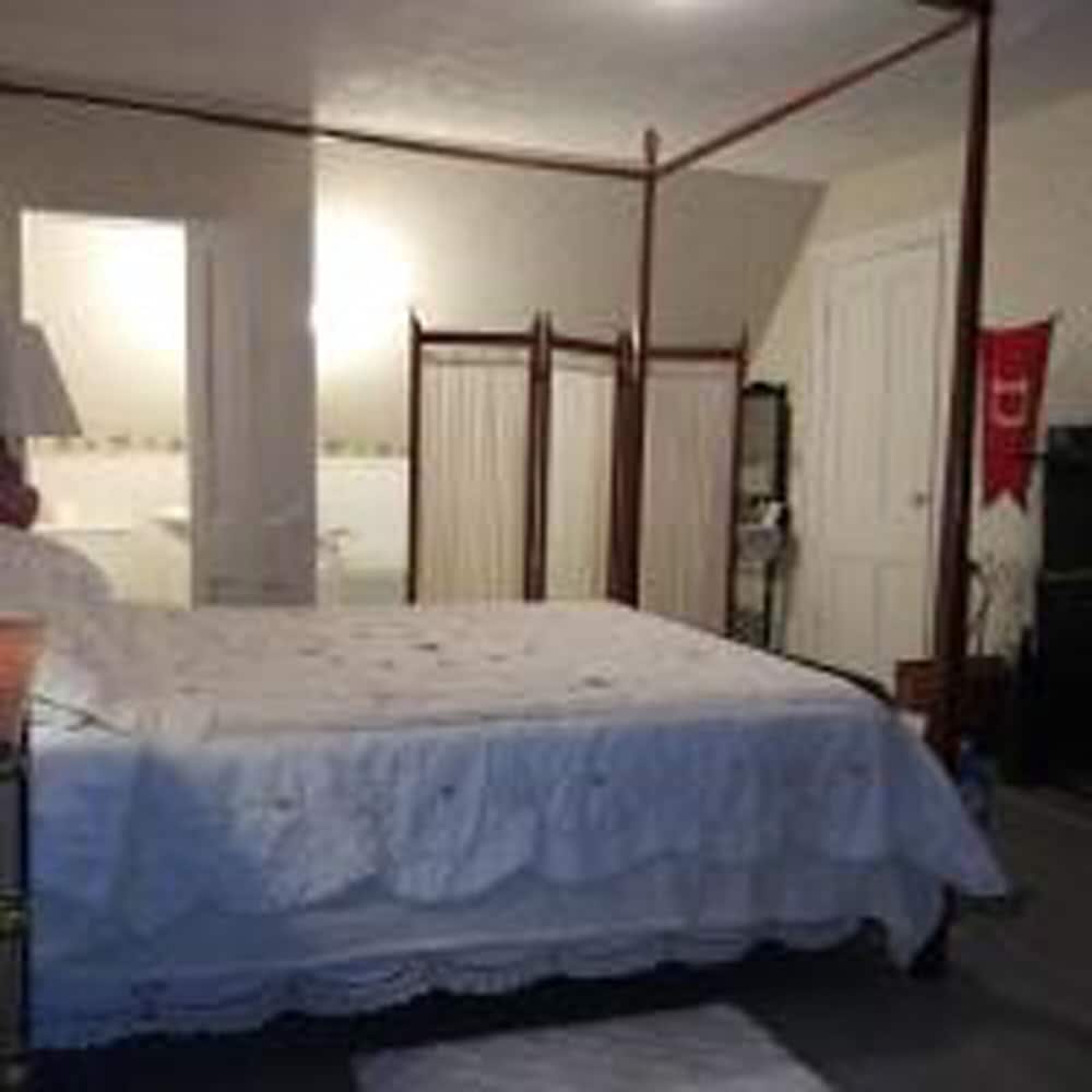 Bulwinkles Place Vacation Rental, Large Ocean Front century home in