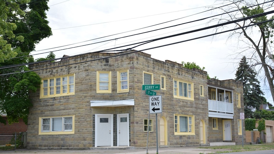 THE STONE CASTLE- With Private Yard & Free Parking, Minutes From Falls & Casino by Niagara Hospitality