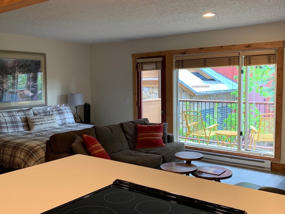 Cozy King Studio off Main St w Patio, Shared Hot Tub and Free Parking