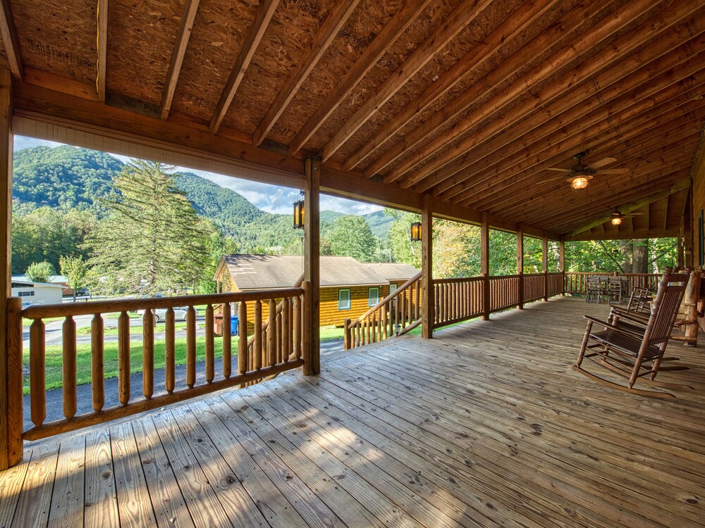 Maggie Valley Luxury Cabin With Mountain Views