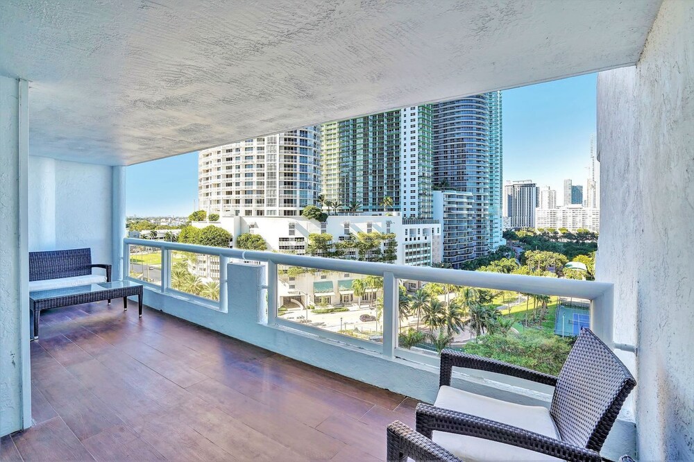 Miami Vibes! (1 bedroom condo)