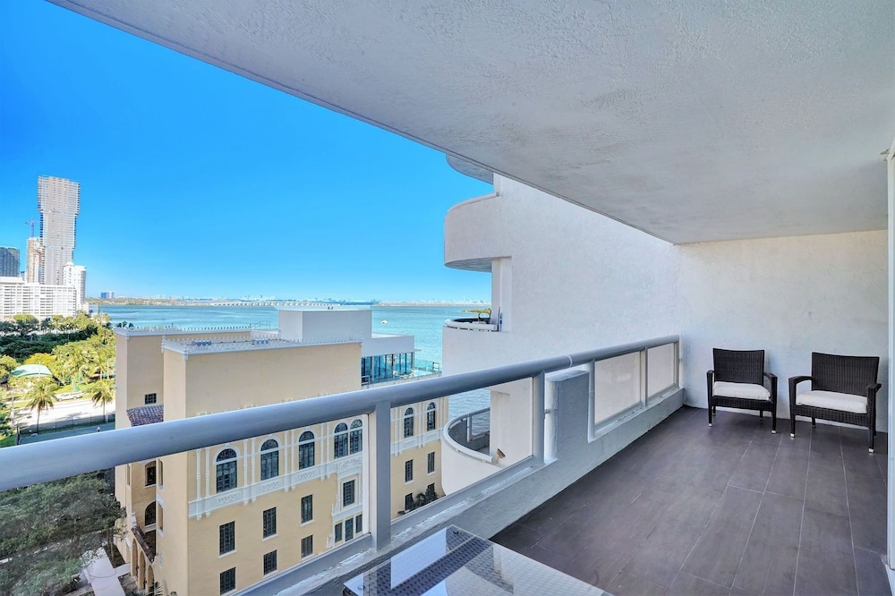 Miami Vibes! (1 bedroom condo)