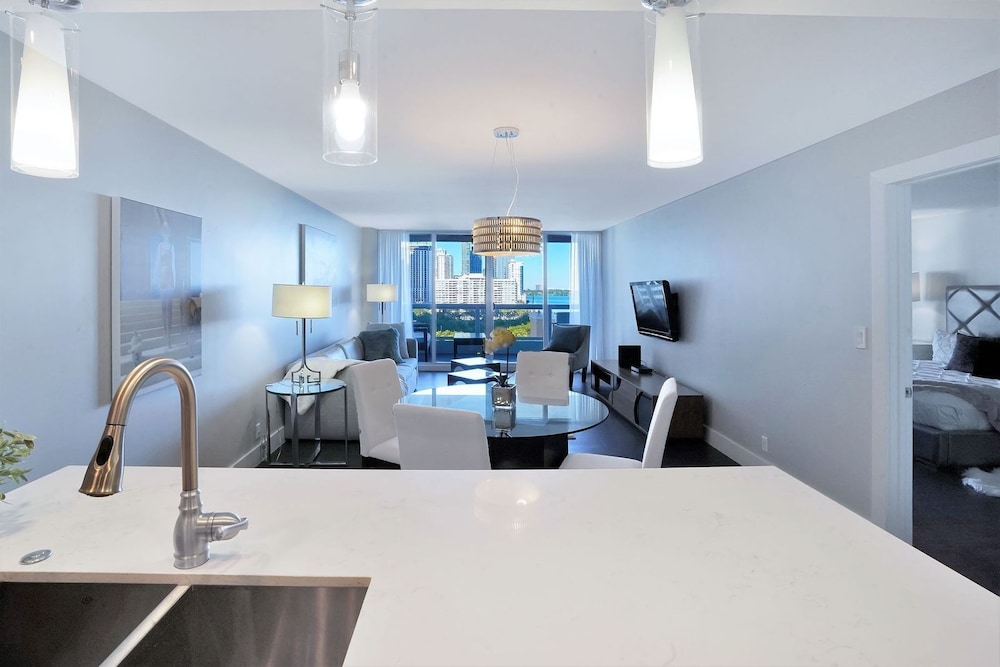 Miami Vibes! (1 bedroom condo)