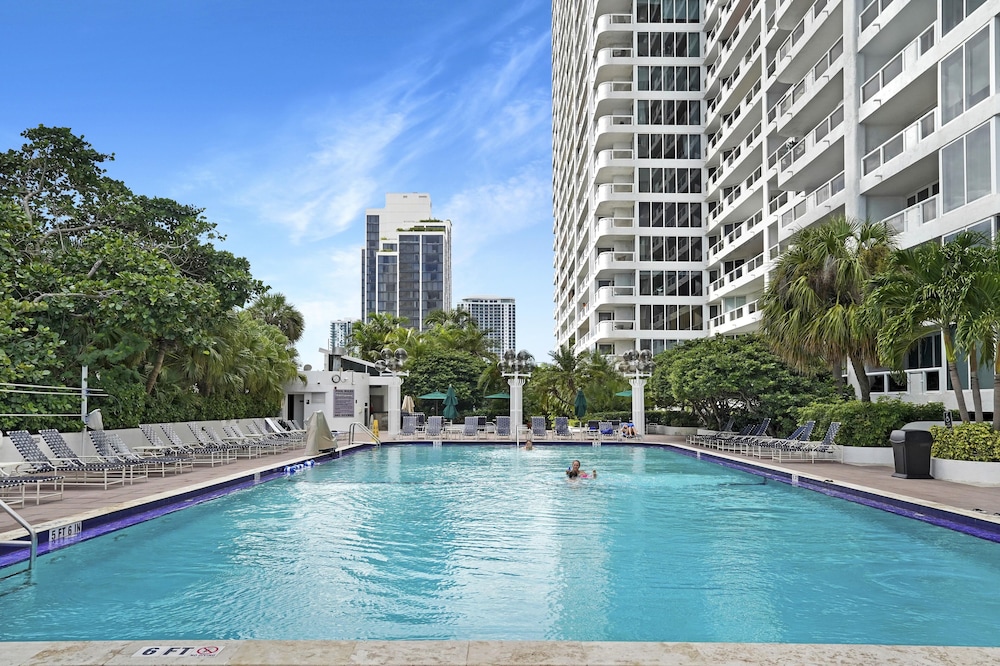 Miami Vibes! (1 bedroom condo)