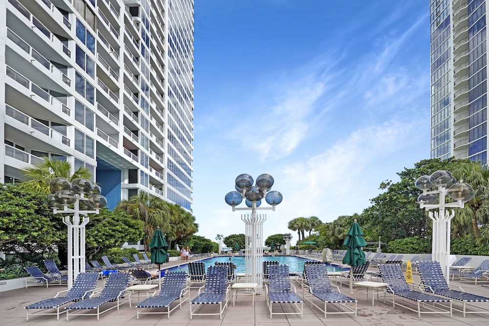 Miami Vibes! (1 bedroom condo)