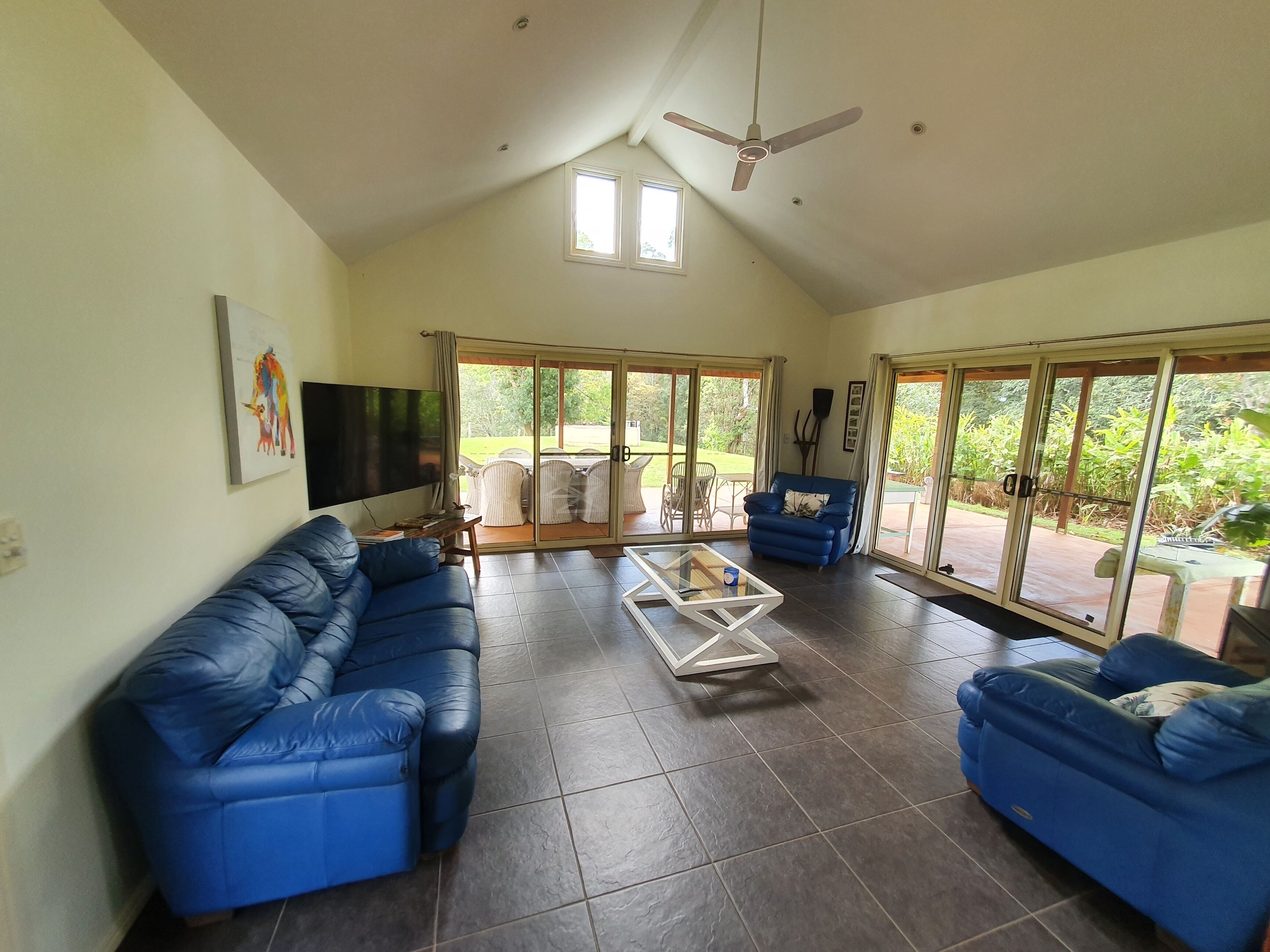 Farm Stay at Lillian Rock the Entire Building