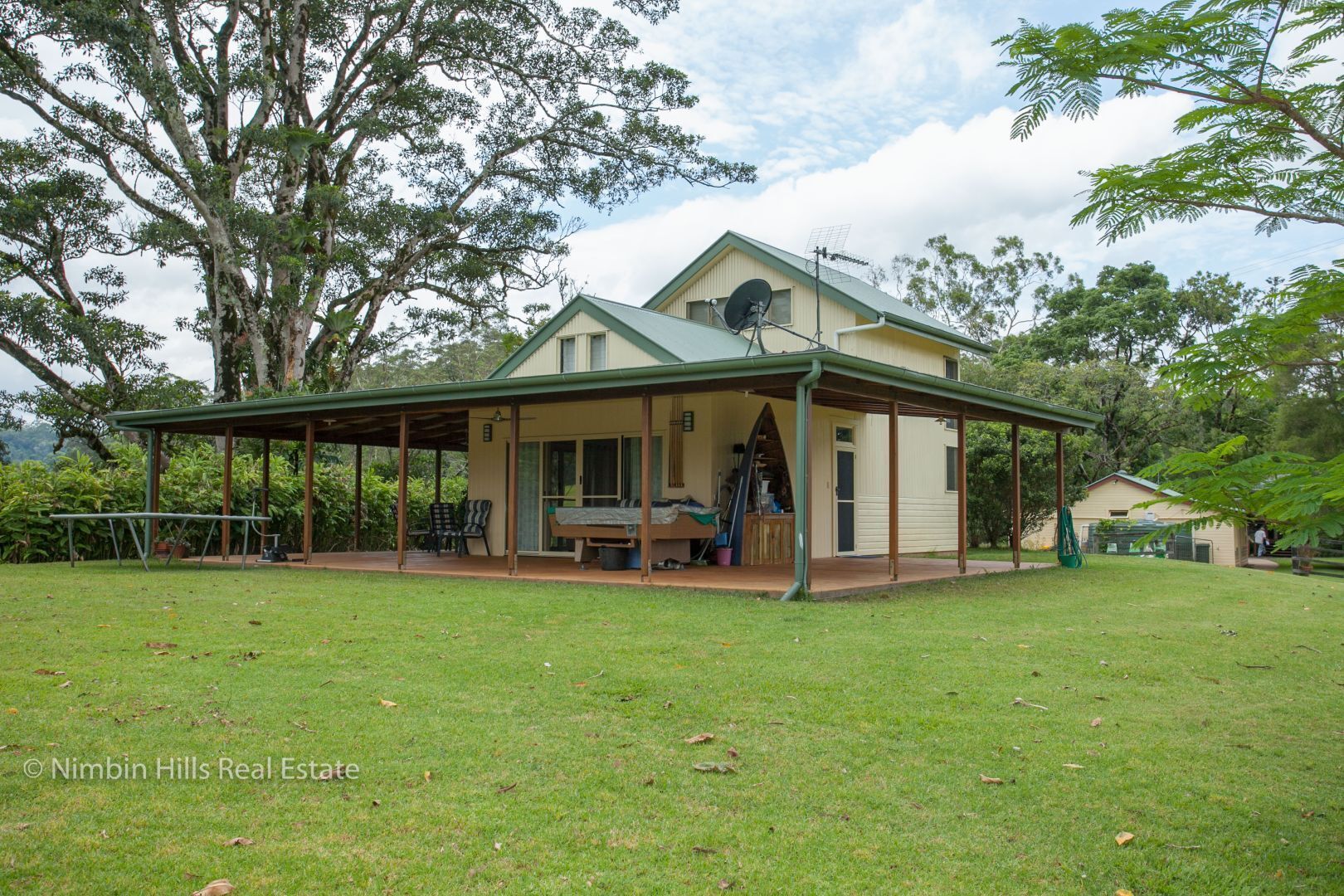 Farm Stay at Lillian Rock the Entire Building