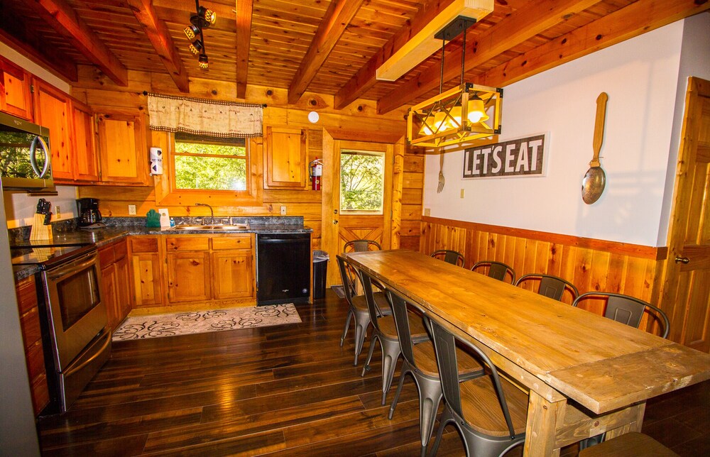 Stunning 5 BD/4 BA true log home close to town and venues.