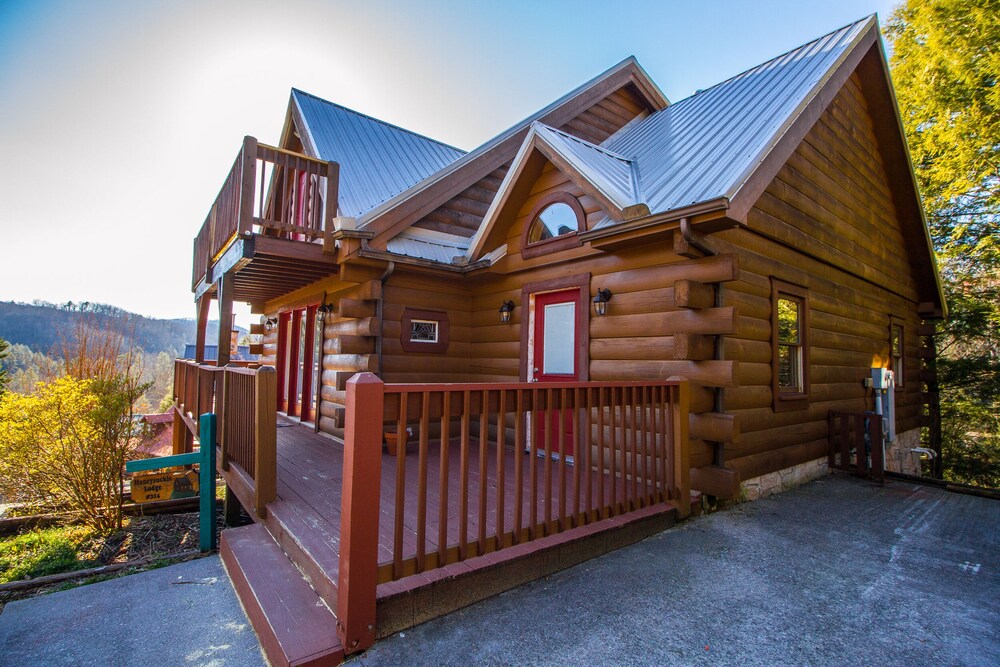 Stunning 5 BD/4 BA true log home close to town and venues.