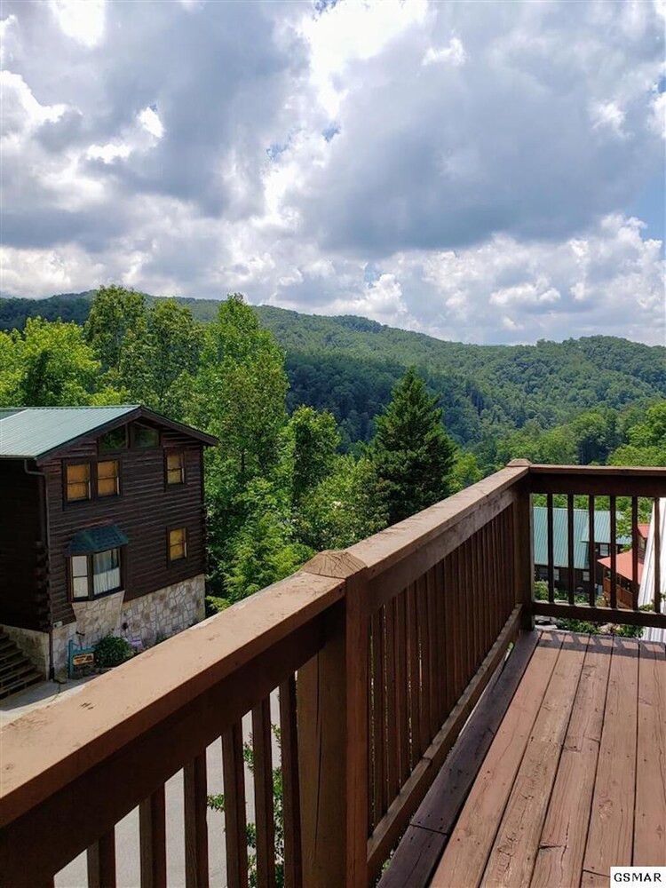 Stunning 5 BD/4 BA true log home close to town and venues.