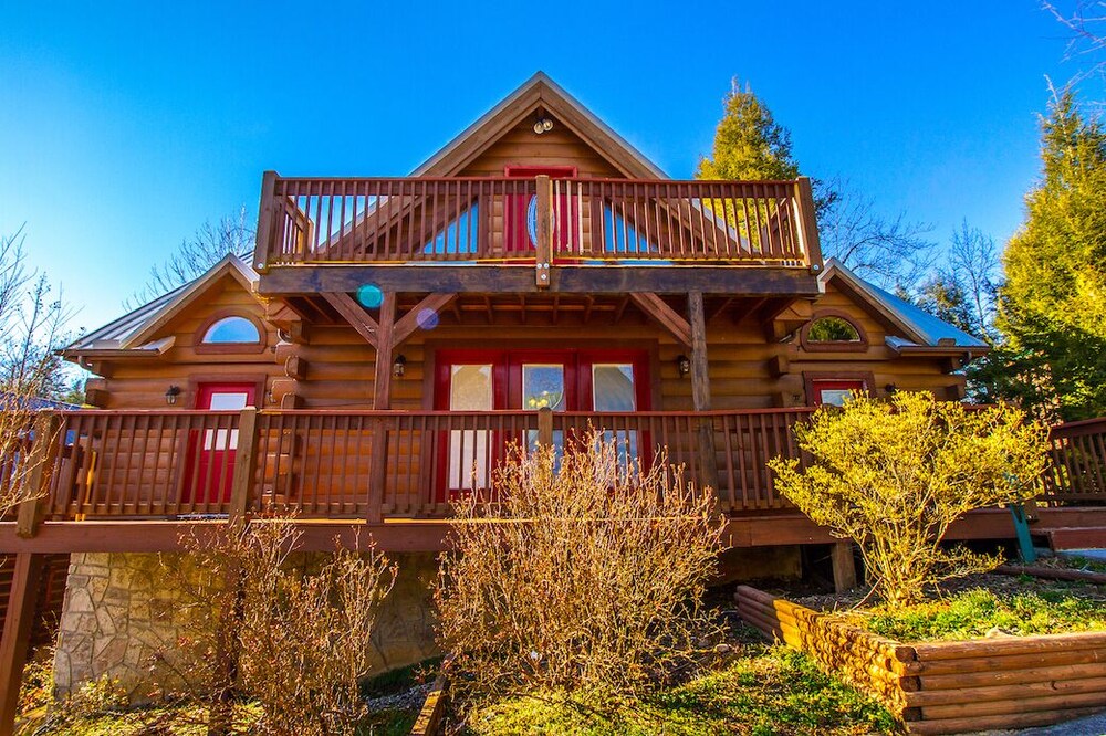 Stunning 5 BD/4 BA true log home close to town and venues.