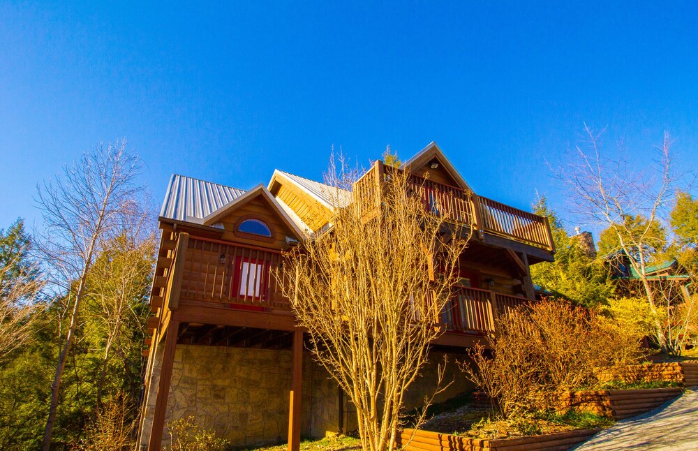 Stunning 5 BD/4 BA true log home close to town and venues.