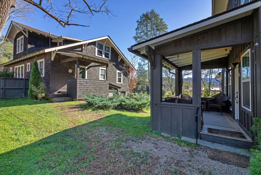 Lingerlong Main House Downtown Brevard