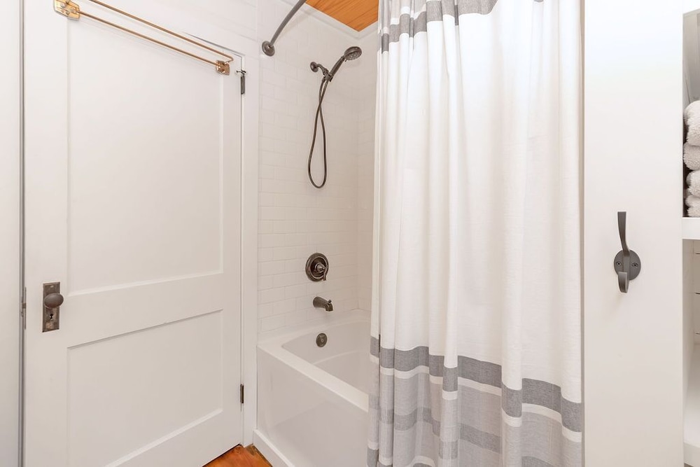 Lingerlong Main House Downtown Brevard