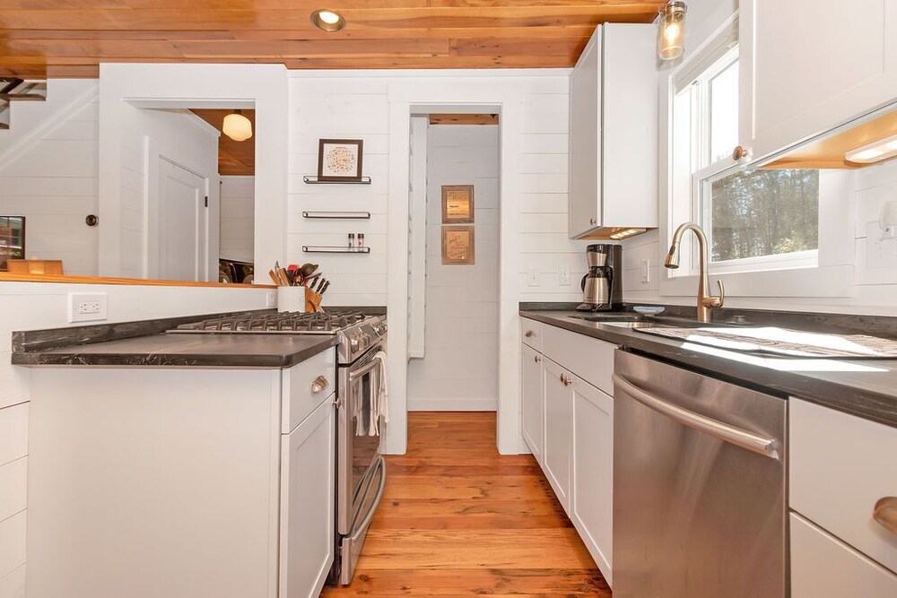 Lingerlong Main House Downtown Brevard