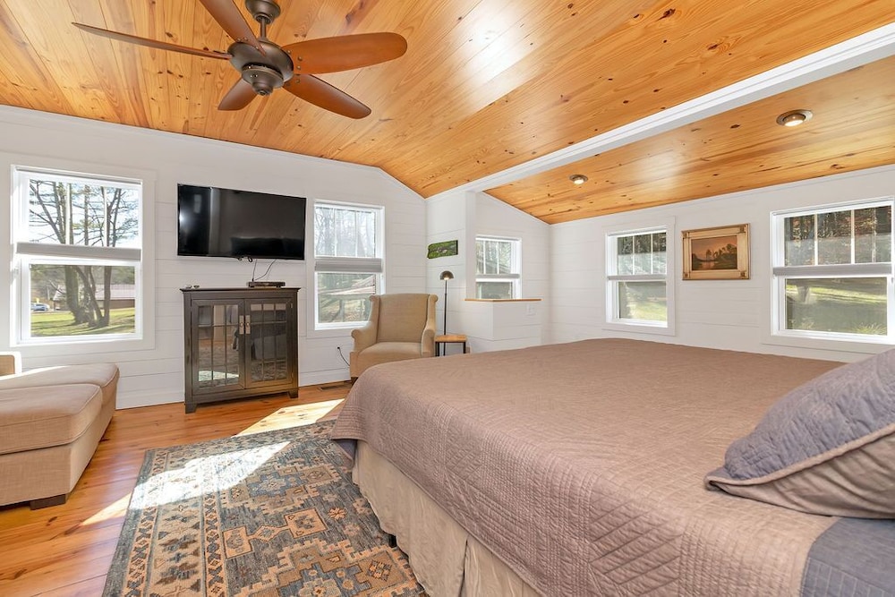 Lingerlong Main House Downtown Brevard