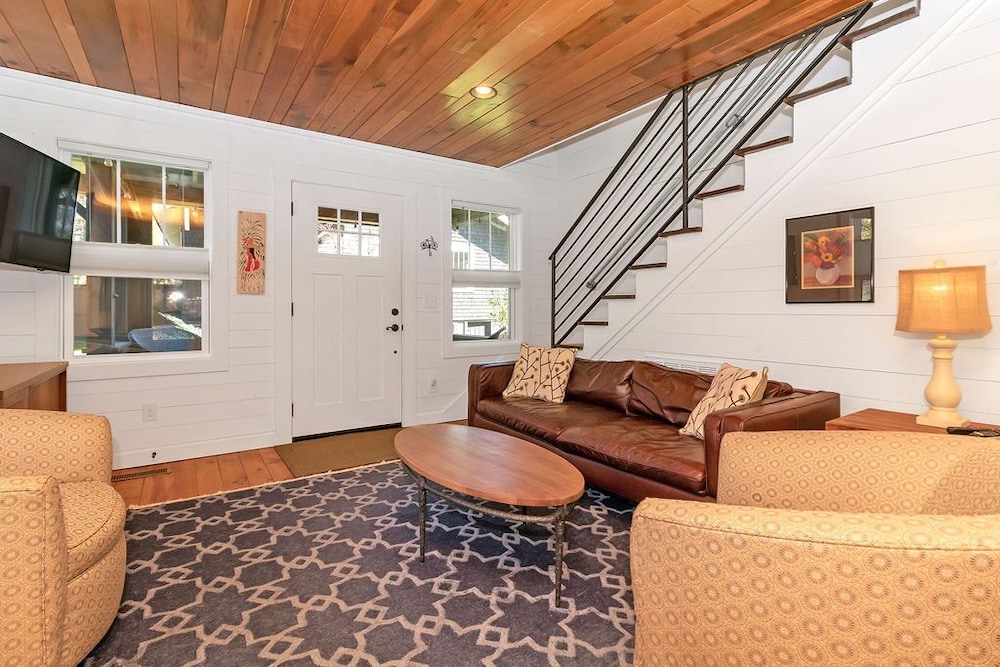 Lingerlong Main House Downtown Brevard