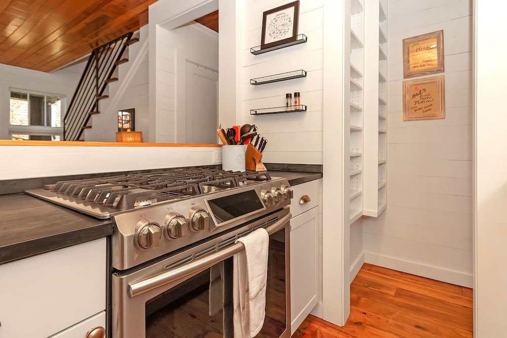 Lingerlong Main House Downtown Brevard