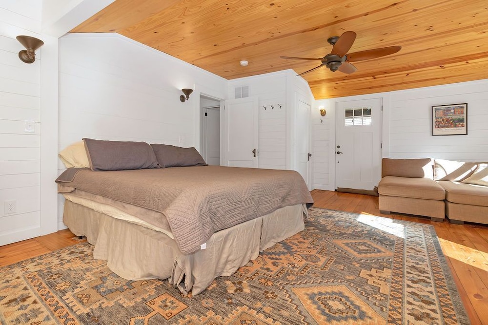 Lingerlong Main House Downtown Brevard